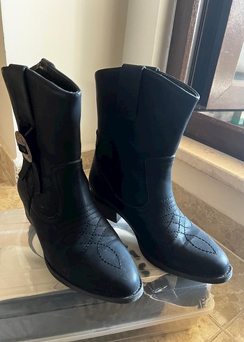 38 Beden Kadın Siyah Deri Kemerli Dolgu Topuklu Bot