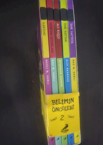 Bilimin Öncüleri 2 - kutu içinde 5 adet kitap vardır. - Görsel 2