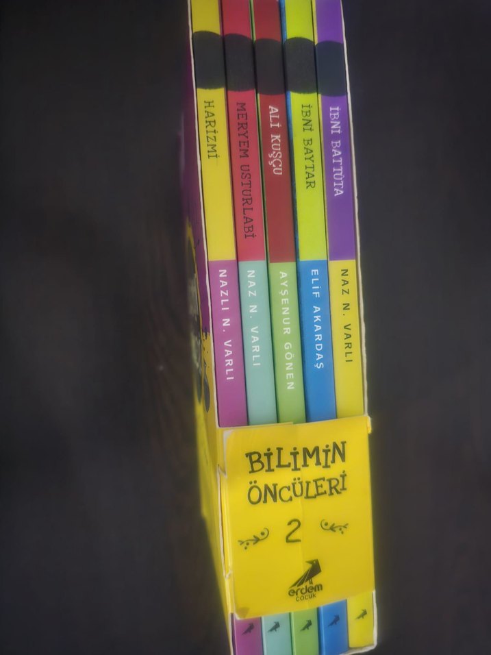 Bilimin Öncüleri 2 - kutu içinde 5 adet kitap vardır. - Görsel 2