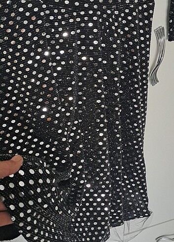 Etiketli siyah puantiyeli elbise arka yaka kısmı v yaka
