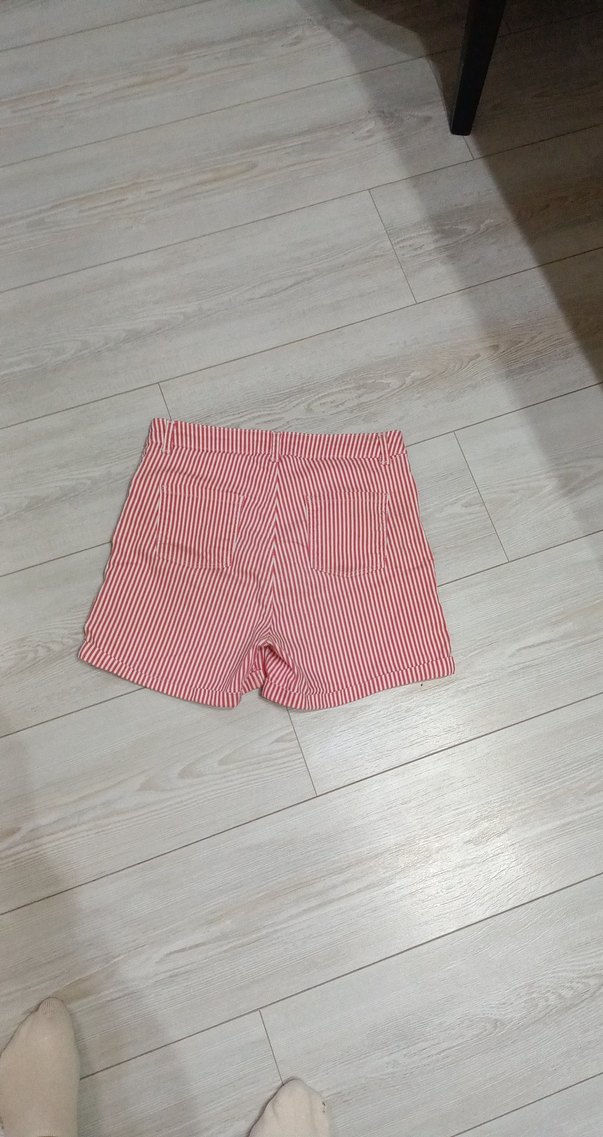 Düğmeli Kırmızı Çizgili Mini Şort - Görsel 3