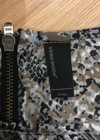 Yılan Desenli Gri Kısa Kollu Bluz - Görsel 4