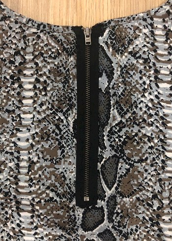 Yılan Desenli Gri Kısa Kollu Bluz - Görsel 3