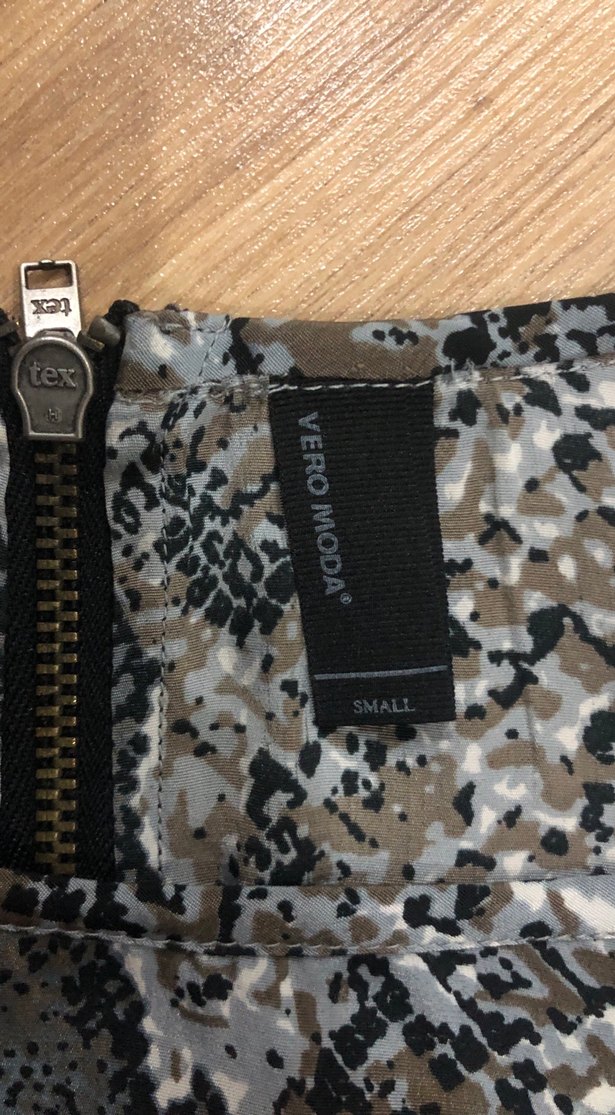 Yılan Desenli Gri Kısa Kollu Bluz - Görsel 4