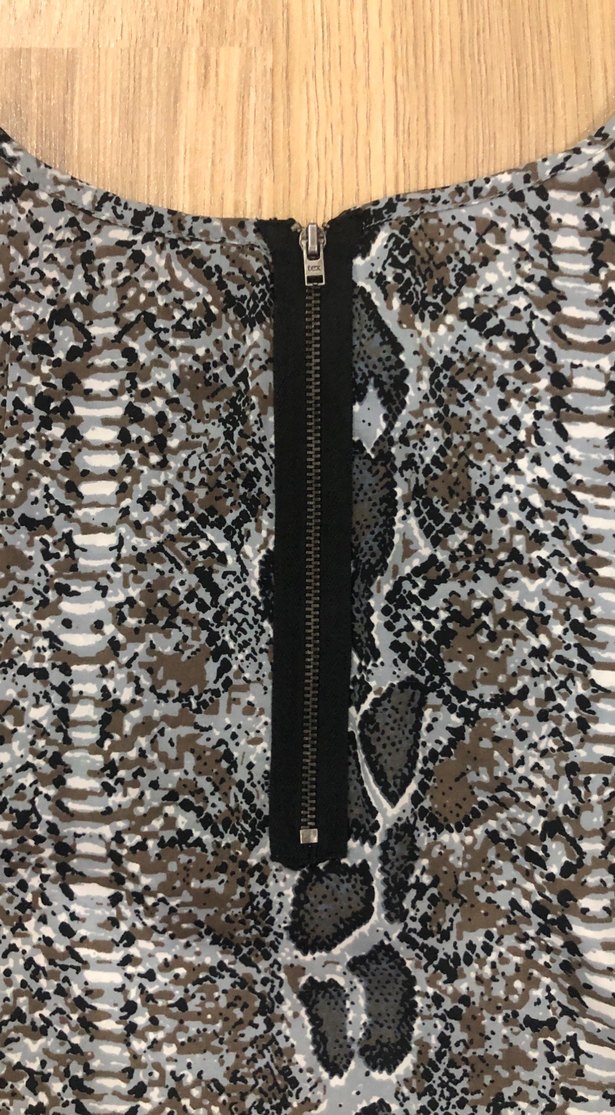 Yılan Desenli Gri Kısa Kollu Bluz - Görsel 3