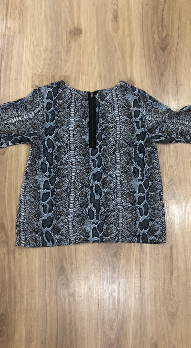 Yılan Desenli Gri Kısa Kollu Bluz - Görsel 2