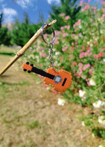 Diğer Pixel El Yapımı Gitar Anahtarlık