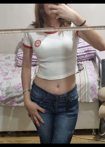 Beyaz Kırmızı Detaylı Crop Tişört