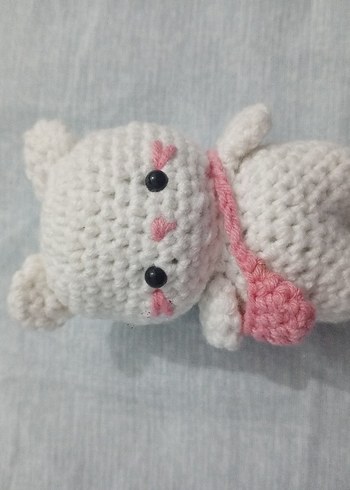 mini çantası olan kedi