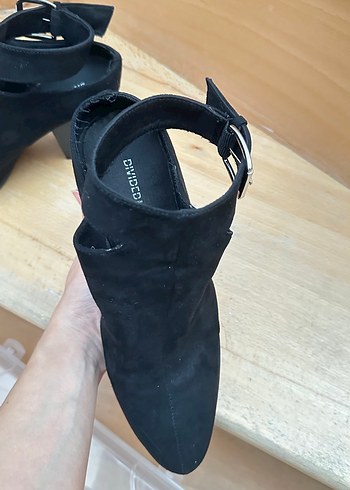 Siyah Süet Tokalı Kadın Topuklu Bot - Görsel 4