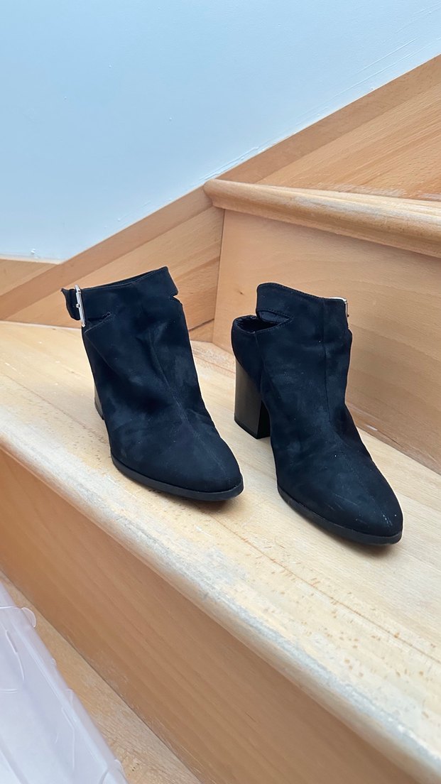 Siyah Süet Tokalı Kadın Topuklu Bot - Görsel 2