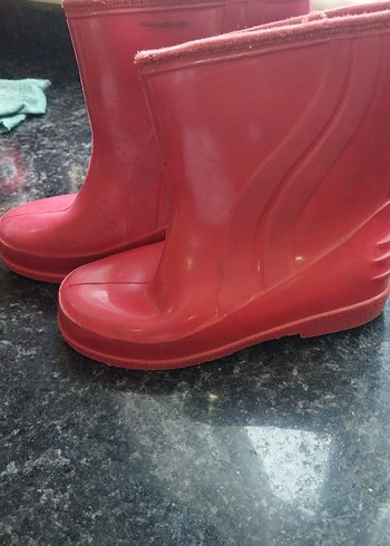 Kızlar için kırmızı kauçuk botlar markasını bilmiyorum saglamdir - Görsel 2