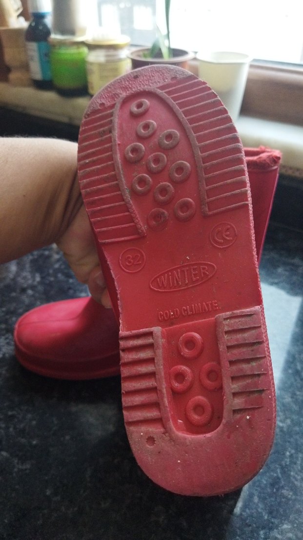 Kızlar için kırmızı kauçuk botlar markasını bilmiyorum saglamdir - Görsel 3