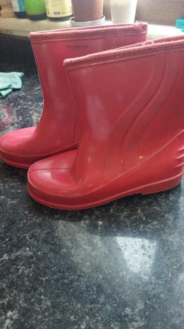 Kızlar için kırmızı kauçuk botlar markasını bilmiyorum saglamdir - Görsel 2