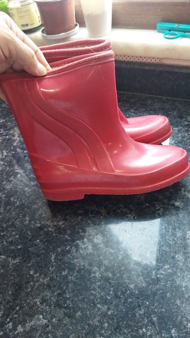 Kızlar için kırmızı kauçuk botlar markasını bilmiyorum saglamdir - Görsel 5