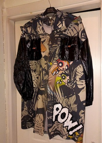 Kapüşonlu Desenli Yağmurluk - Görsel 3