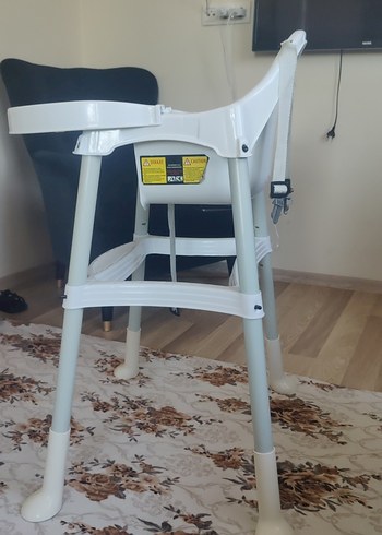 Gri ve Beyaz Bebek Mama Sandalyesi
