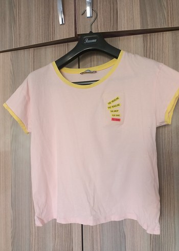 Sarı Detaylı Pembe Baskılı Tişört