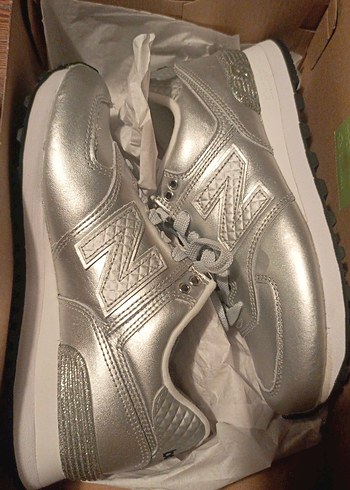 New Balance Gumus Sneaker Siklik Ve Rahatlik Bir Arada