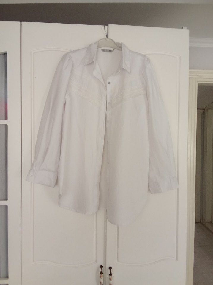 V Yaka Düğmeli Beyaz Keten Kadın Gömlek - Görsel 2