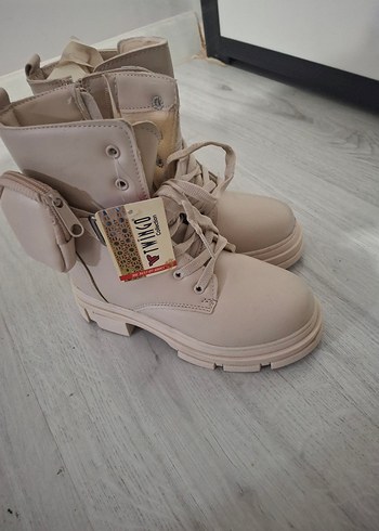 Beyaz Tokalı Yüksek Topuklu Sokak Stili Kadın Botu - Görsel 2