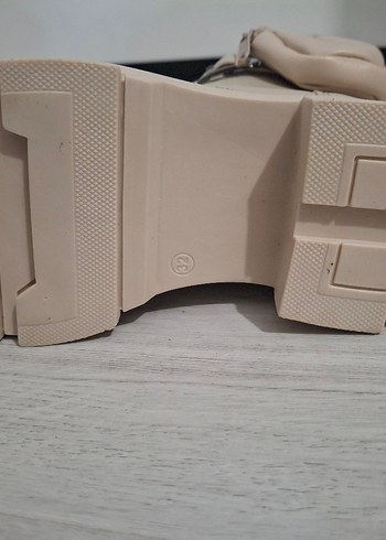 Beyaz Tokalı Yüksek Topuklu Sokak Stili Kadın Botu - Görsel 4