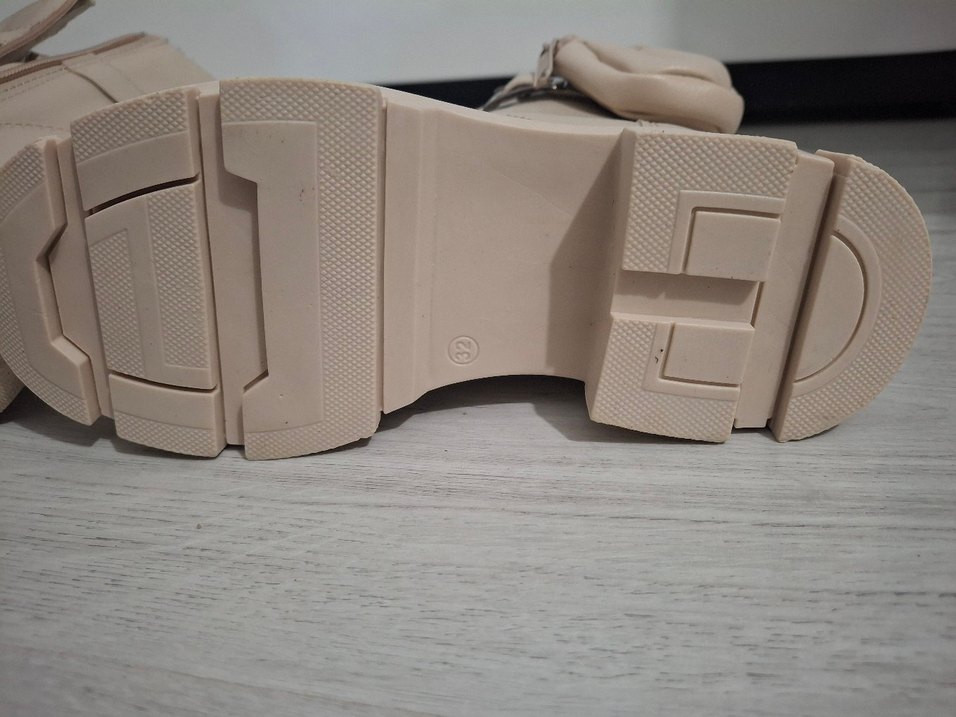 Beyaz Tokalı Yüksek Topuklu Sokak Stili Kadın Botu - Görsel 4