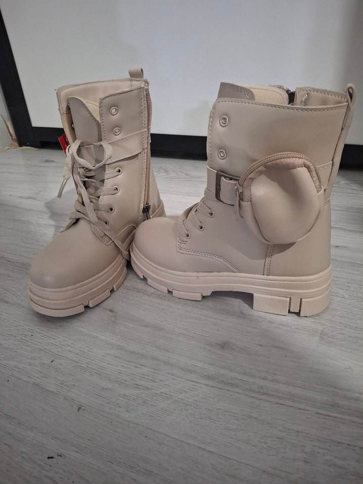 Beyaz Tokalı Yüksek Topuklu Sokak Stili Kadın Botu - Görsel 3