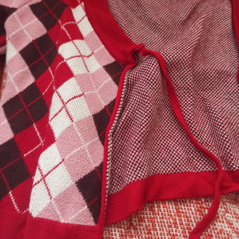 Kadınlar için kareli desenli kısa kırmızı örgü hırka - Görsel 2