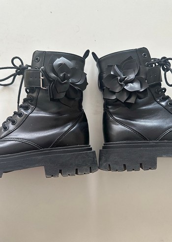 37 Beden Zara Çiçek Detaylı Siyah Bot