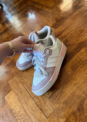 38 Beden Adidas Kadın Beyaz Bağcıklı spor ayakkabı