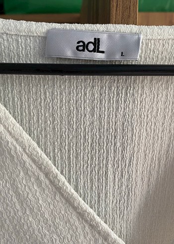 l Beden adL V Yaka Kısa Kollu Beyaz bluz