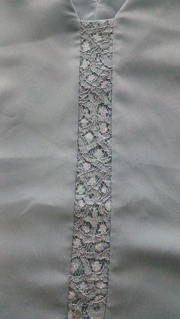 V Yaka Nakışlı Turkuaz Bluz - Görsel 3