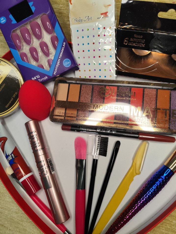 Renkli Makyaj Seti ve Aksesuarları - Görsel 2