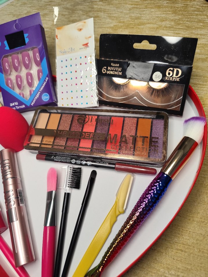 Renkli Makyaj Seti ve Aksesuarları - Görsel 4