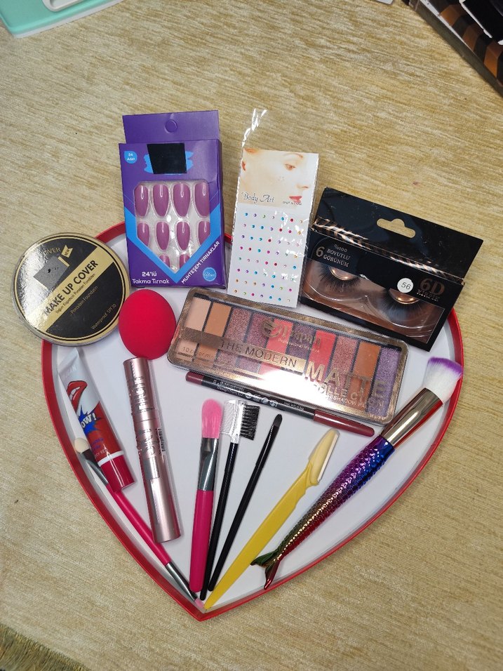 Renkli Makyaj Seti ve Aksesuarları - Görsel 3