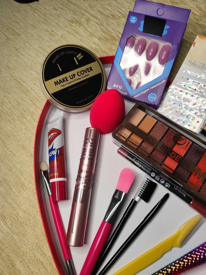 Renkli Makyaj Seti ve Aksesuarları - Görsel 5