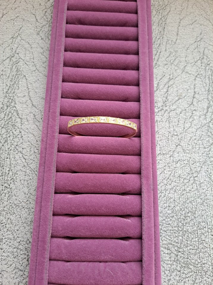 Altın Renkli Parlak Payetli Kadın Bileklik - Görsel 3