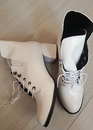 Beyaz ayakkabi