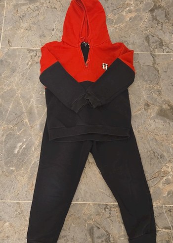 5 Yaş Beden Erkek Çocuk Sweatshirt ve altı. orijinal BJK Kartal yuvası.