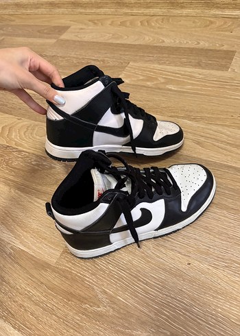 Nike Siyah Beyaz Bağcıklı Kadın Spor Ayakkabı