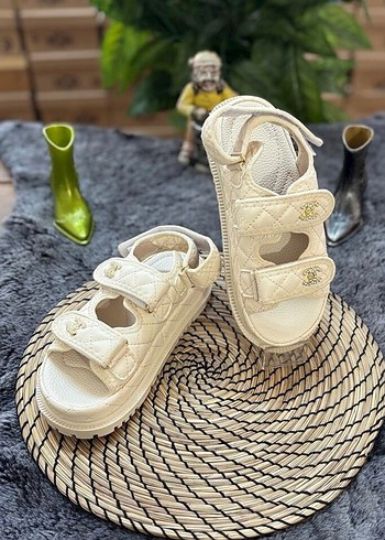 Beyaz Kadın Dolgu Topuklu Nakışlı Sandalet