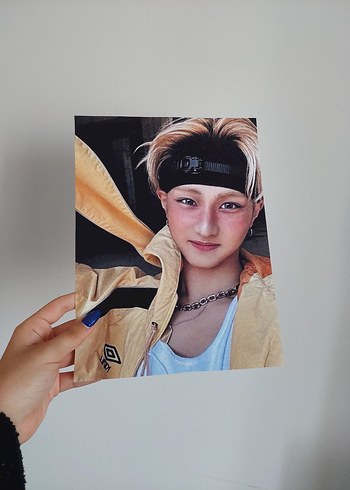 A4 boyutunda istenen baskı yapılabilen K-pop posterleri.