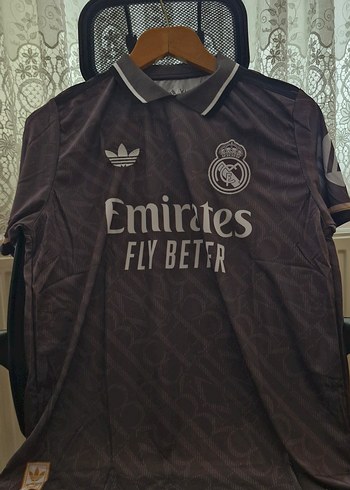 Adidas REAL MADRID ÖZEL SERI YAKALİ FORMA (XL)