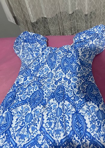 Diğer Mavi beyaz karışımlı midi boy boynu hafif açık elbise