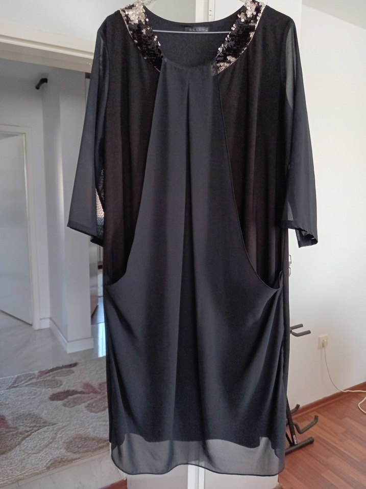 Uzun Siyah Dökümlü Kadın Elbise - Görsel 2