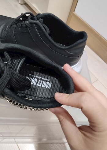 Zincir Detaylı Siyah Yılan Desenli Kadın Spor Ayakkabı - Görsel 4