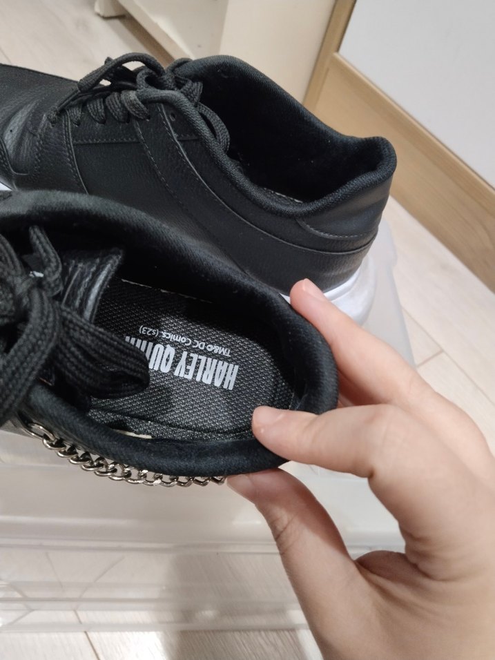 Zincir Detaylı Siyah Yılan Desenli Kadın Spor Ayakkabı - Görsel 4