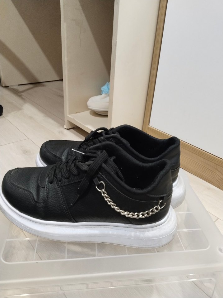 Zincir Detaylı Siyah Yılan Desenli Kadın Spor Ayakkabı - Görsel 3