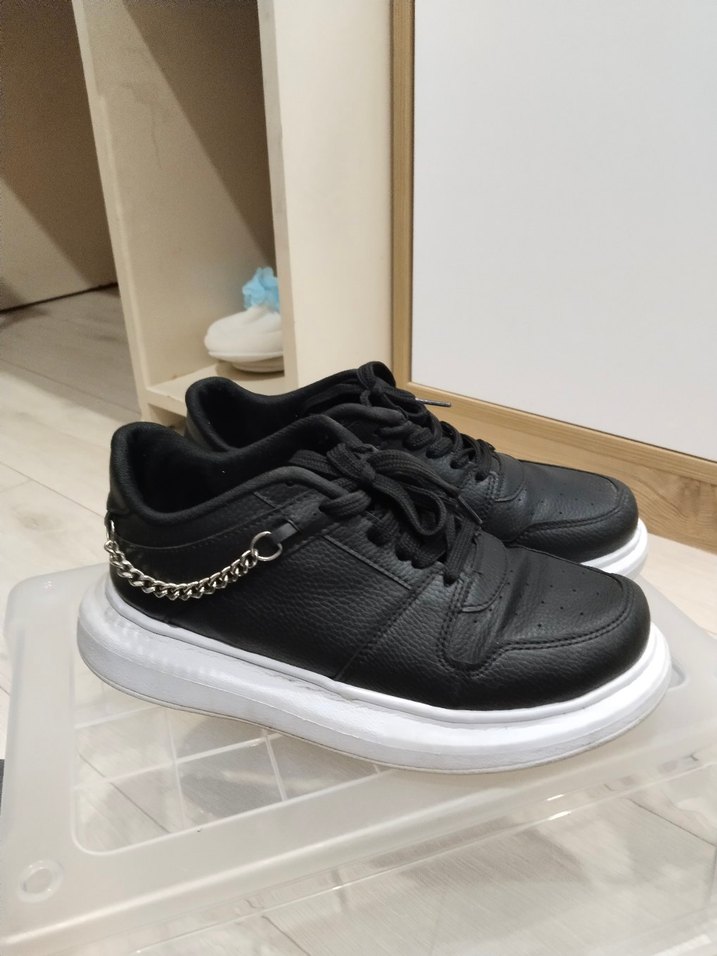 Zincir Detaylı Siyah Yılan Desenli Kadın Spor Ayakkabı - Görsel 2